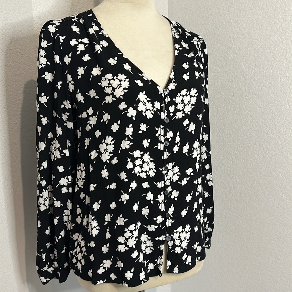 NWOT Loft Floral V-Neck Button Blouse (Lp) - Picture 6 of 12